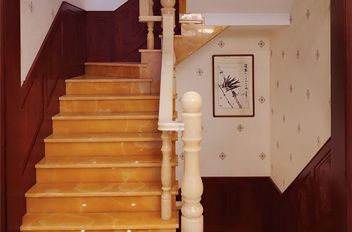 祁阳中式别墅室内汉白玉石楼梯的定制安装装饰效果